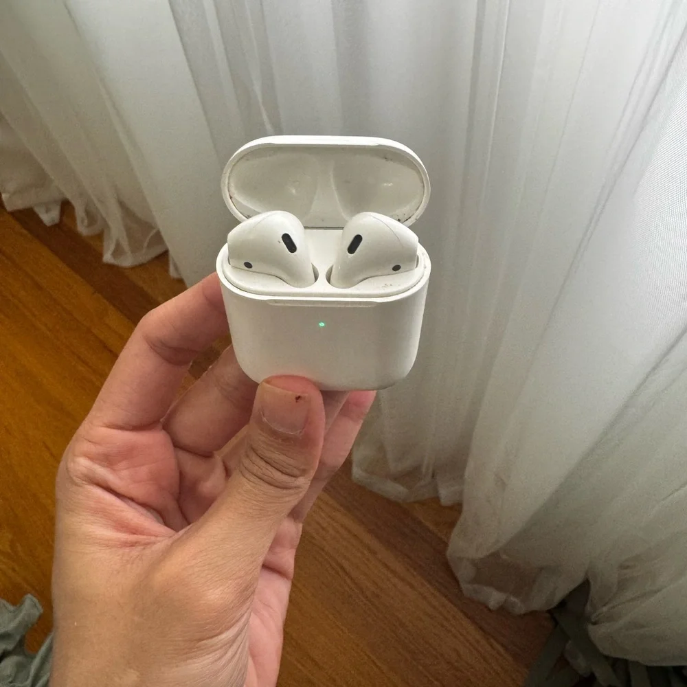 Apple White Wireless Earbuds